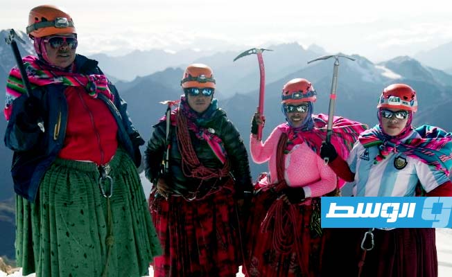 بوليفيات من السكان الأصليين يتسلقن الجبال لهذا السبب