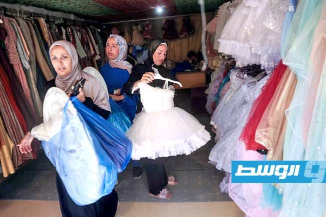 الإبداع والفرح من رحم الصمود.. خياط في غزة يحول الأقمشة البالية إلى فساتين مبهجة