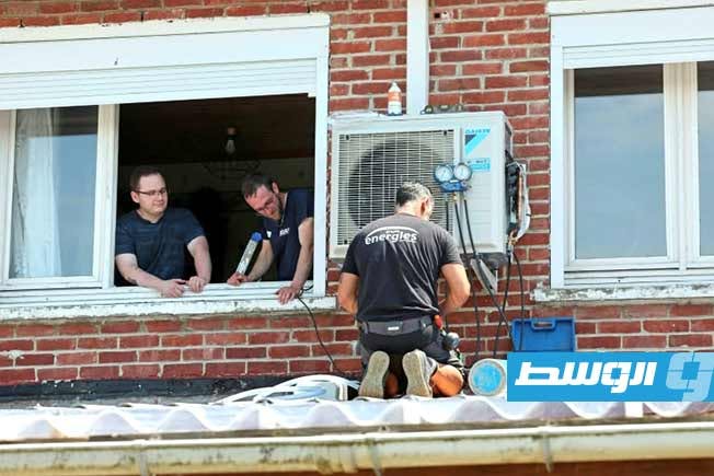 وسط الفوضى ومناوشات الشراء.. الفرنسيون يتدافعون على مكيفات الهواء
