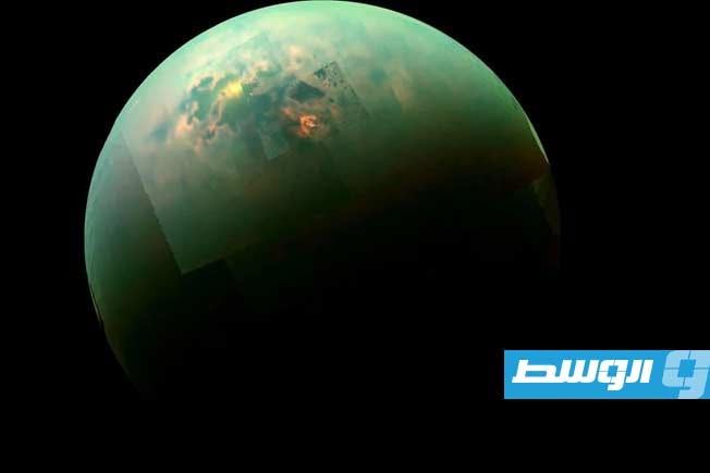 تلسكوب «جيمس ويب» يرصد بصمة كيميائية غامضة وموحدة على سطحي «تيتان» و«بلوتو»