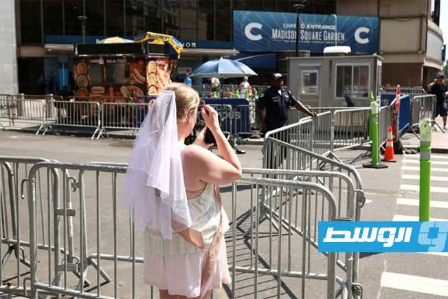 معجبون يدفعون 25 دولارًا مقابل نفايات حفل زفاف تايلور سويفت