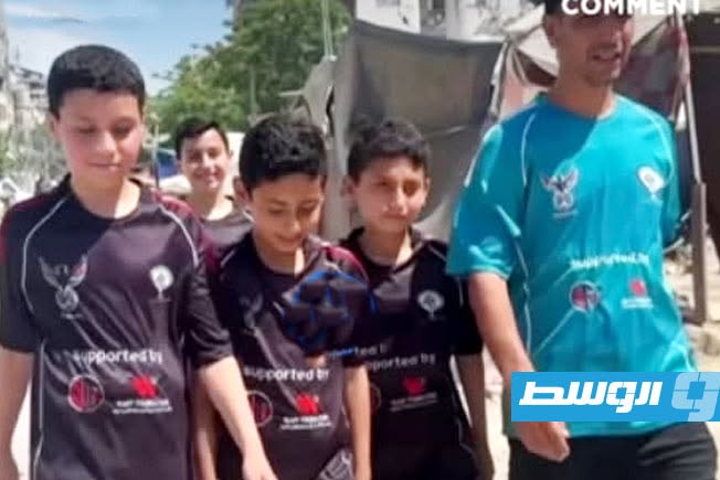 بعيدًا عن الحرب.. سكان غزة يتابعون مباراة كأس العالم الافتتاحية من داخل الخيام