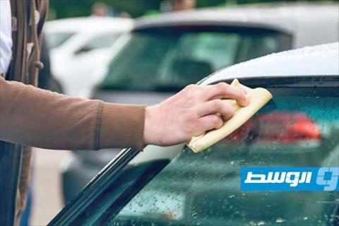 حيلة سريعة للتخلص من خدوش زجاج سيارتك بنفسك